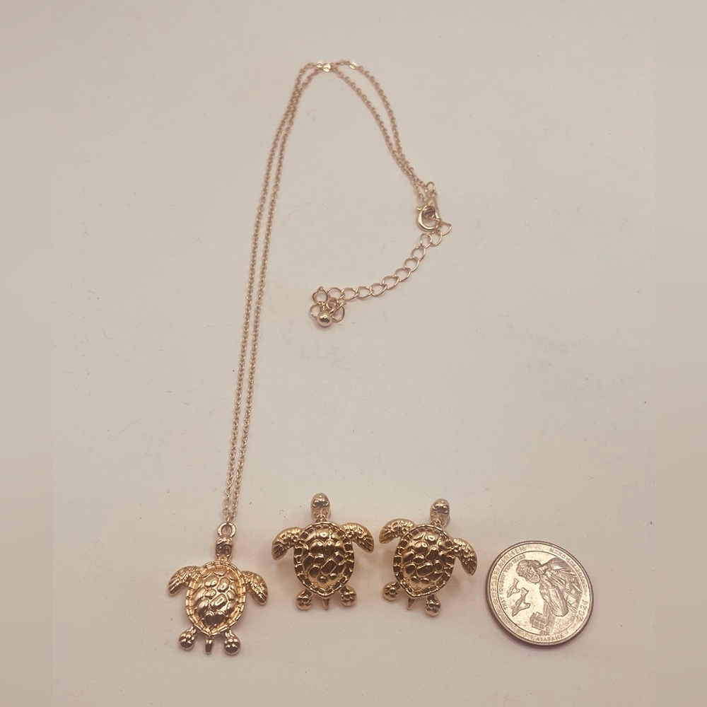 Set necklace and earrings for women turtle design